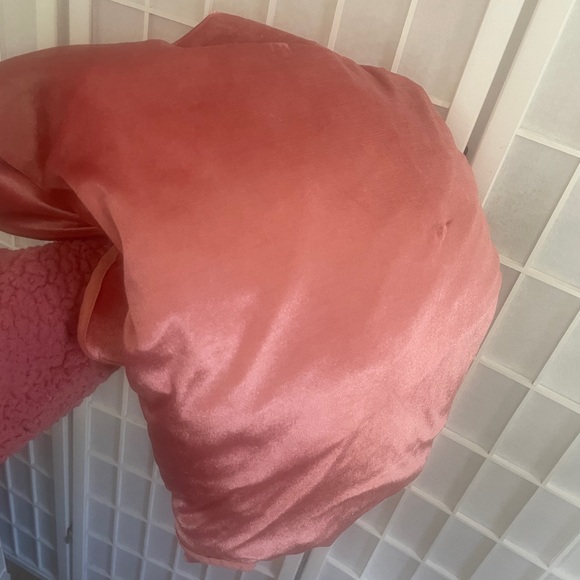 Pink Velvet Christmas Tree Skirt Holiday Decor
Aesthetic - Picture 11 of 11